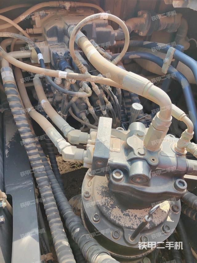 回轉馬達和主控閥（整機外觀）