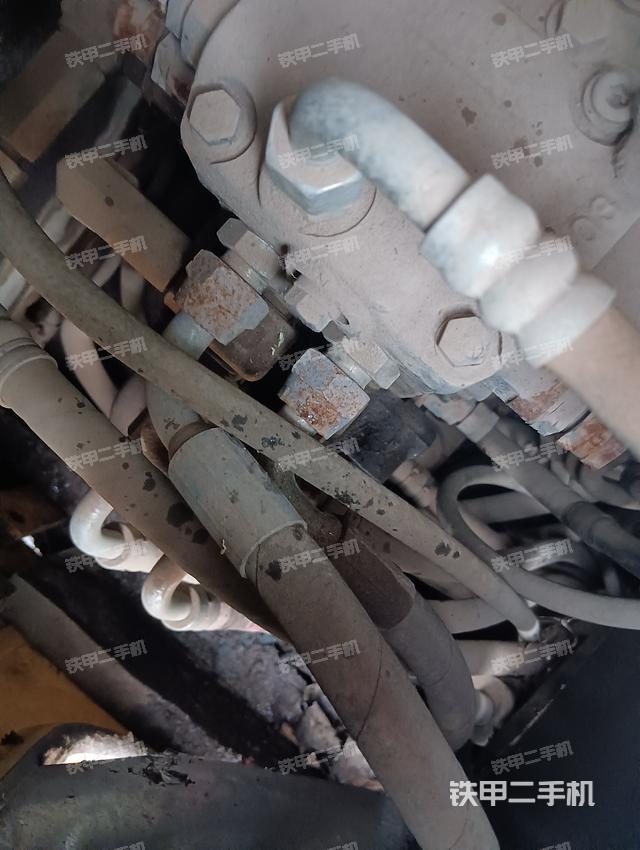 液压泵舱室正面整体（整机外观）