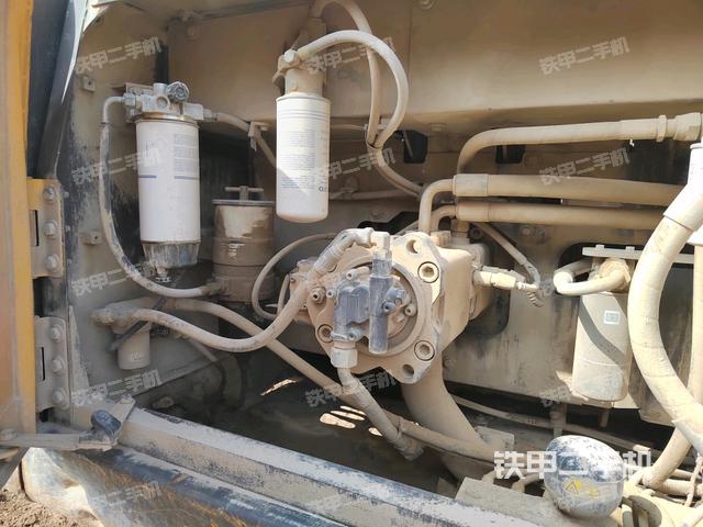 液压泵舱室正面整体（整机外观）