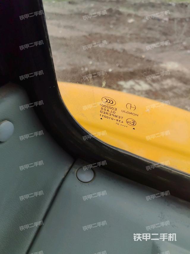 后窗玻璃角標（駕駛室部分）