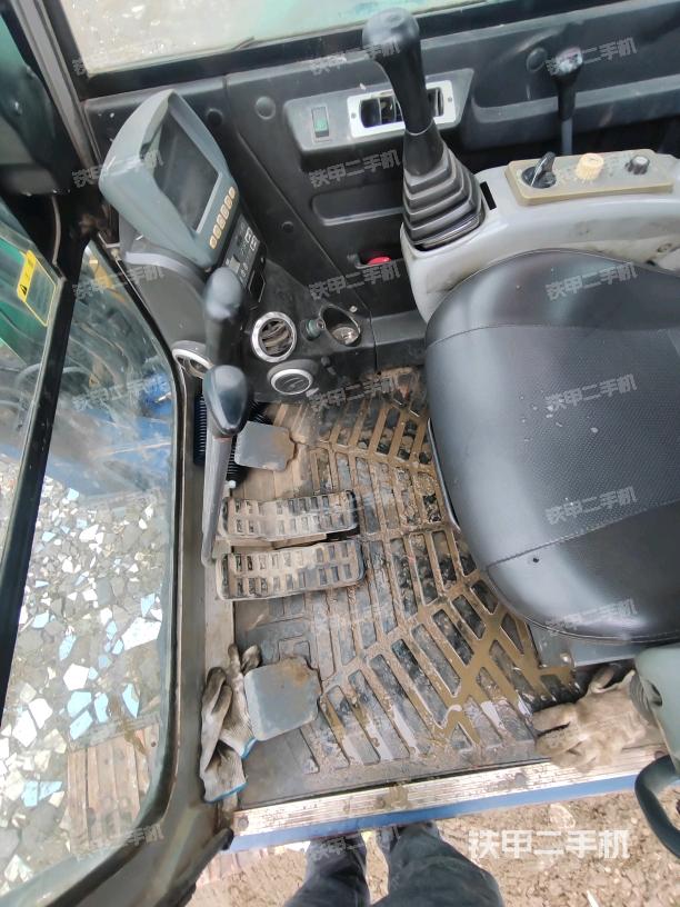 行走控制手柄和踏板 俯拍（驾驶室部分）