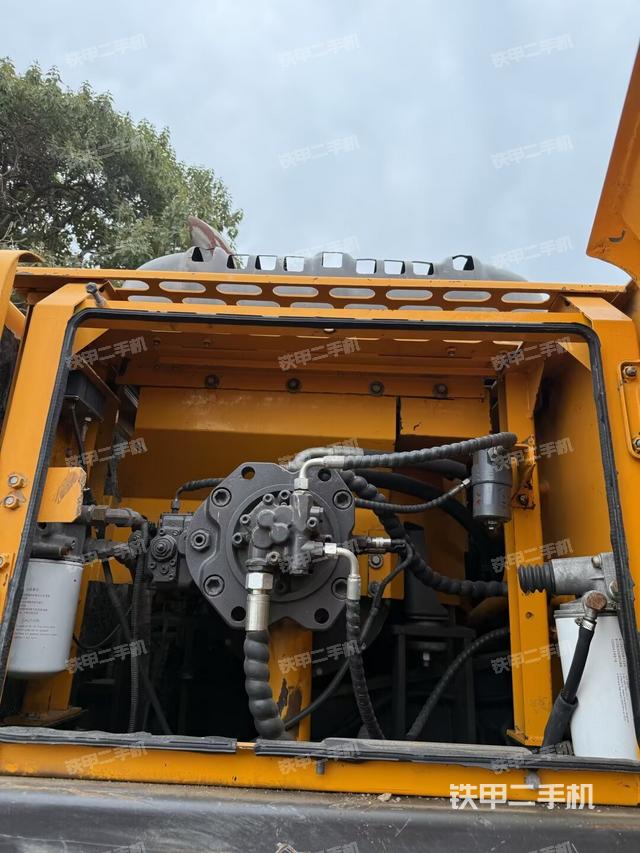 液压泵舱室正面整体（整机外观）