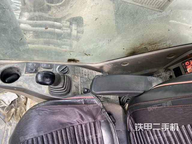 座椅右側控制臺/鑰匙門/油門/含右手柄（駕駛室部分）