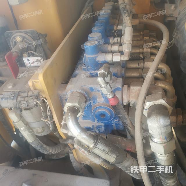 回转马达和主控阀（整机外观）