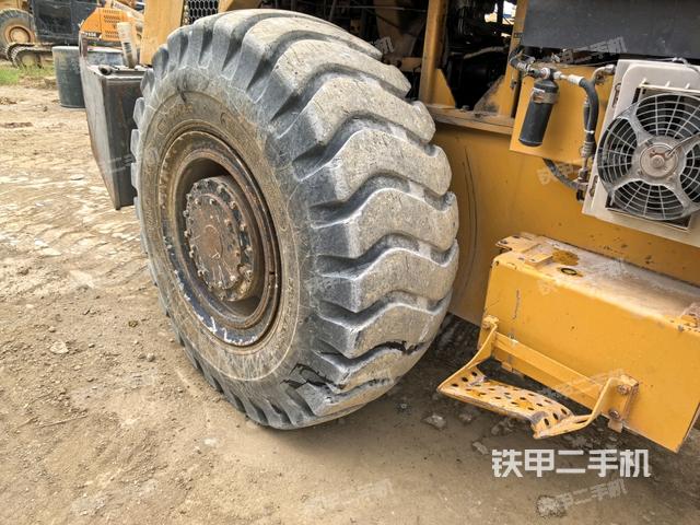 正后侧（压路机前后车架）