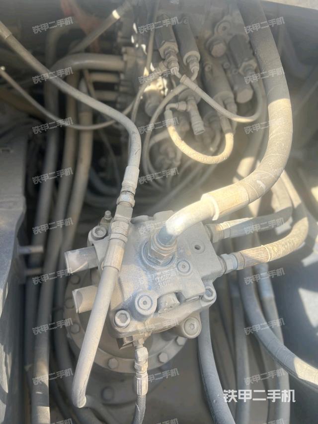 回转马达和主控阀（整机外观）