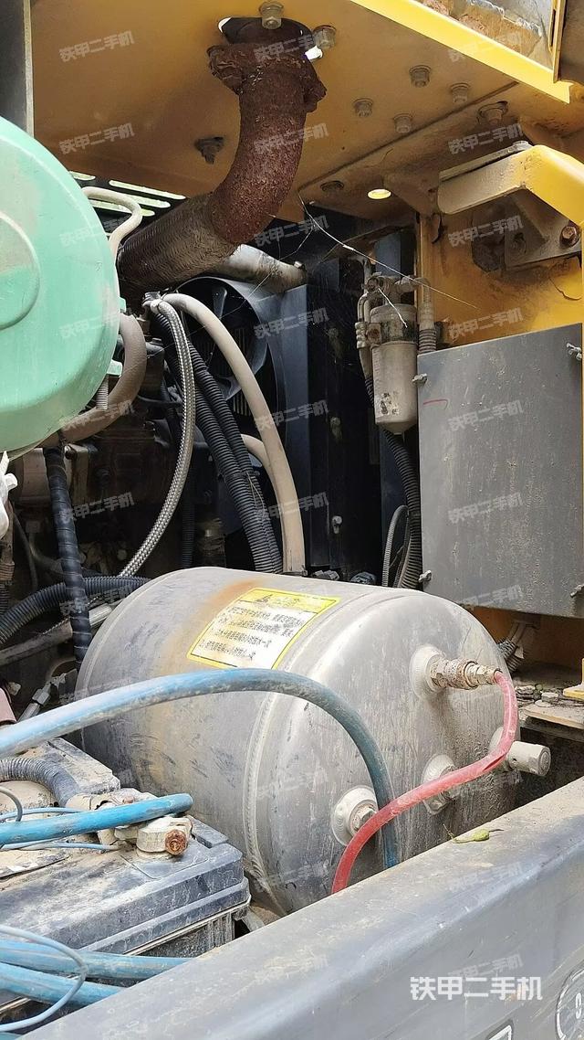 液压泵舱室正面整体（整机外观）