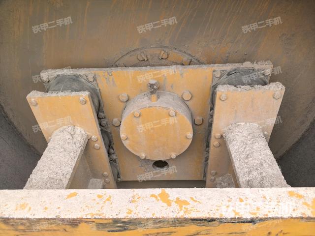 后轮左侧全景（压路机前后车架）