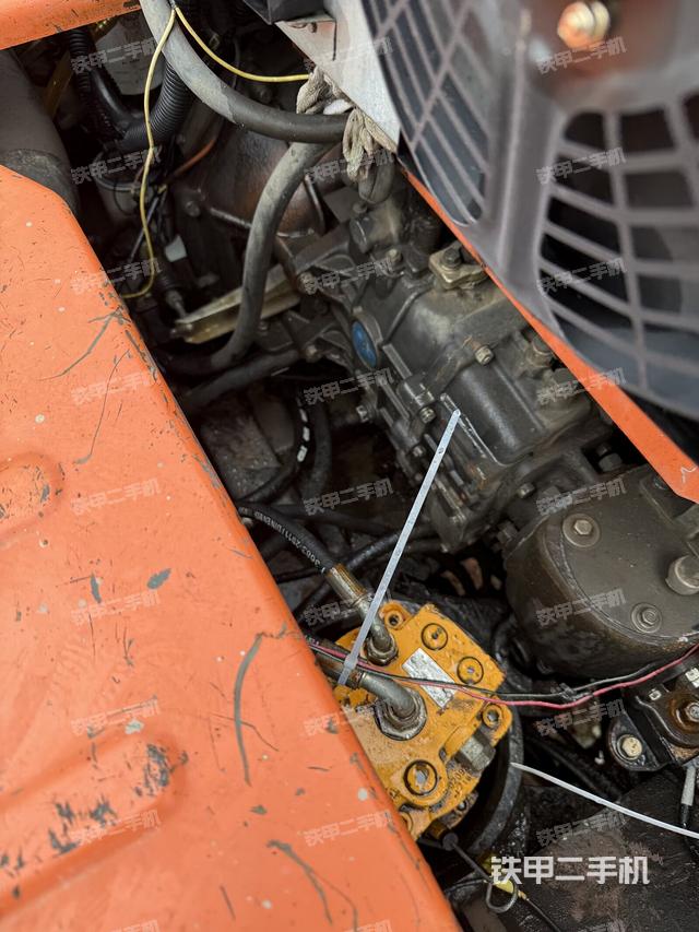 液压泵舱室正面整体（整机外观）