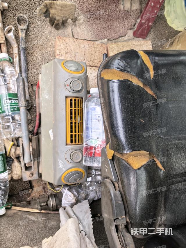 驾驶室内座椅、仪表操作手柄全景（压路机驾驶室）