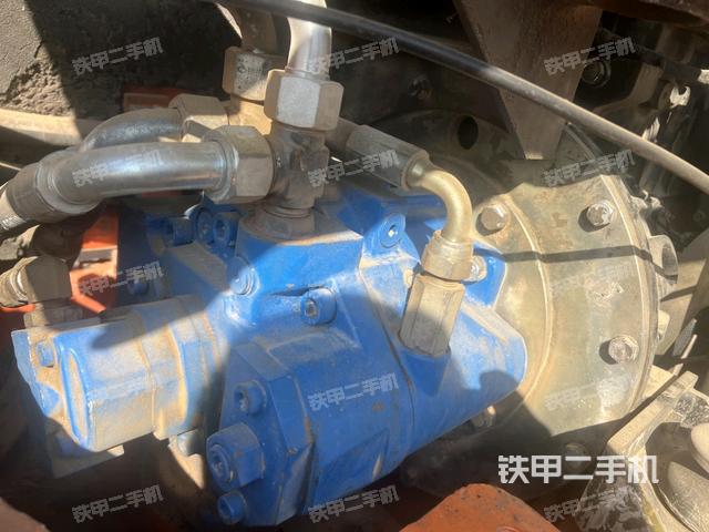 液压泵舱室正面整体（整机外观）