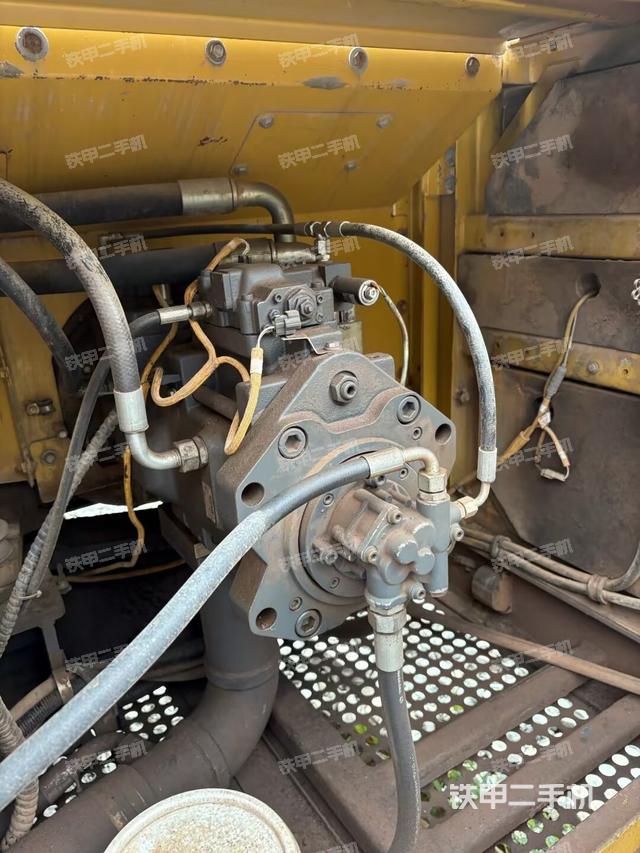 液压泵舱室正面整体（整机外观）