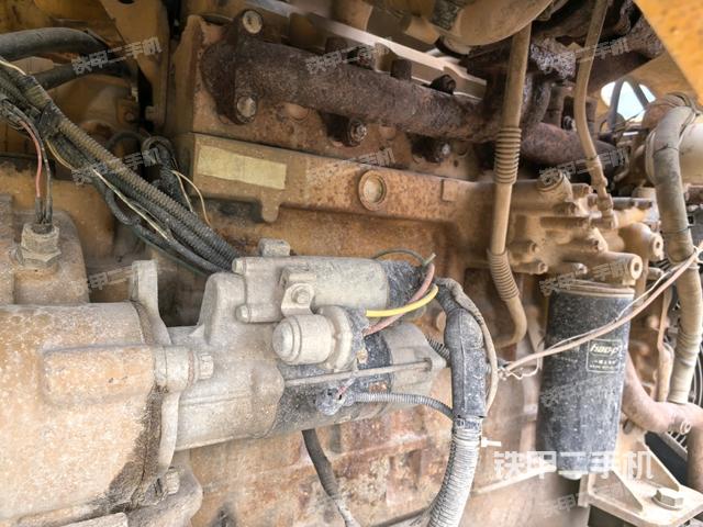 发动机右侧全景（压路机发动机舱）