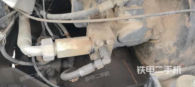 液压泵舱室正面整体（整机外观）