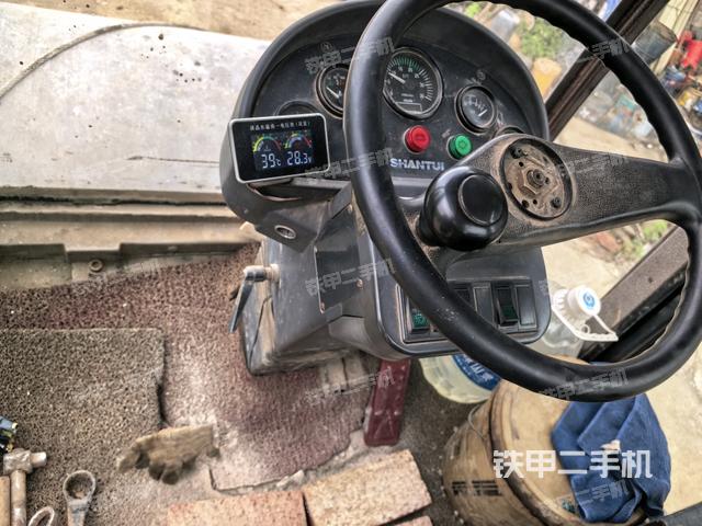 驾驶室侧向上照全景（压路机驾驶室）