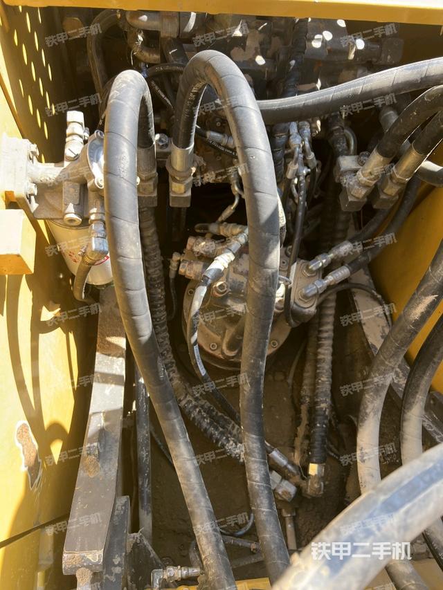 回转马达和主控阀（整机外观）