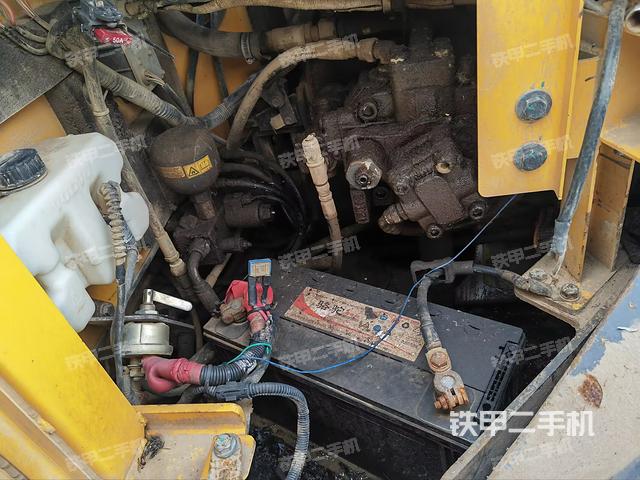 液壓泵艙室正面整體（整機外觀）