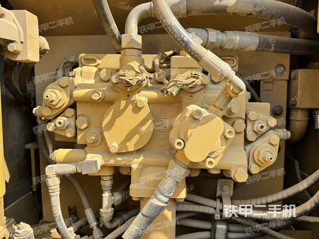 液压泵舱室正面整体（整机外观）