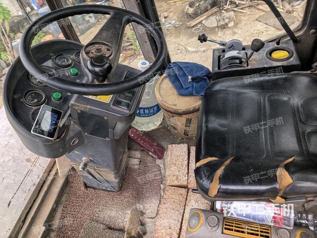 仪表盘全景（压路机驾驶室）