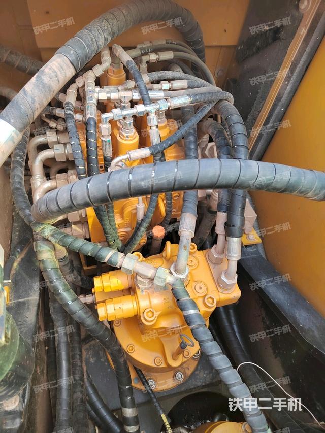 回转马达和主控阀（整机外观）