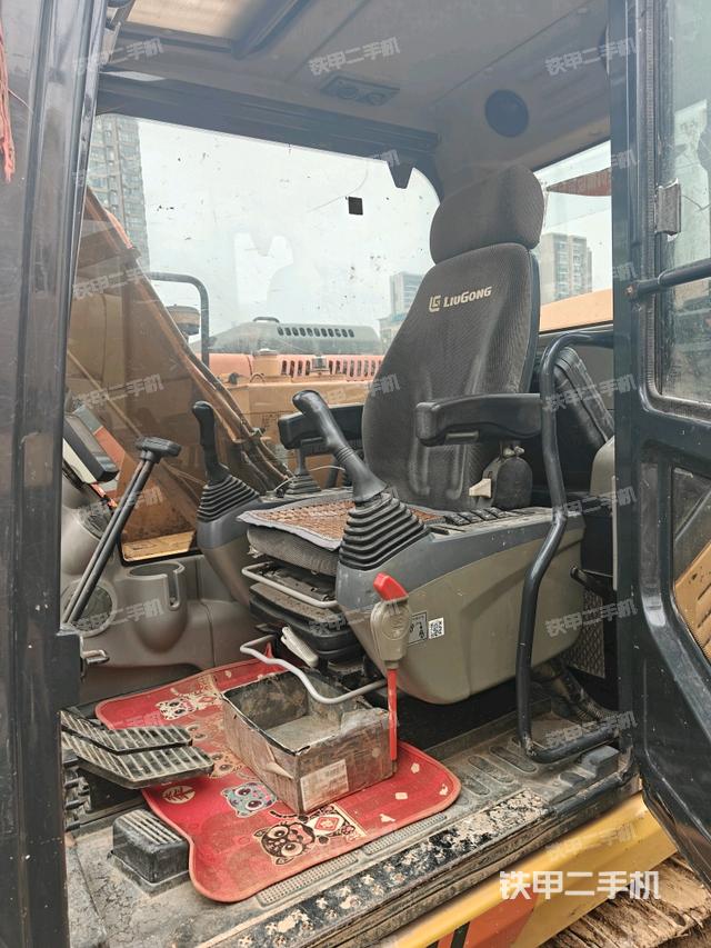 座椅右側(cè)控制臺(tái)/鑰匙門/油門/含右手柄（駕駛室部分）