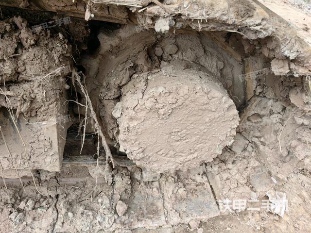 左驅(qū)動輪（行走機構(gòu)）