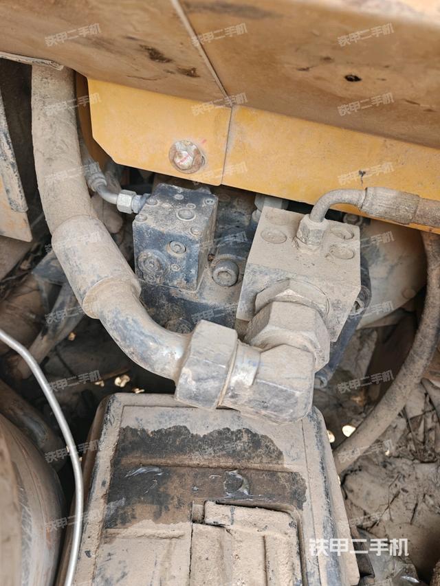 液压泵舱室正面整体（整机外观）