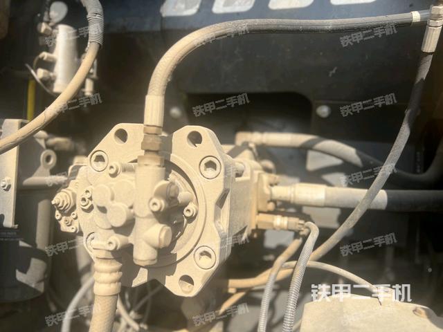 液压泵舱室正面整体（整机外观）