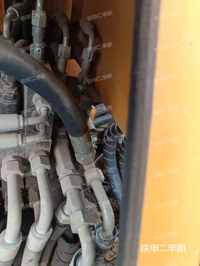 液压泵舱室正面整体（整机外观）