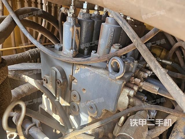 液压泵舱室正面整体（整机外观）