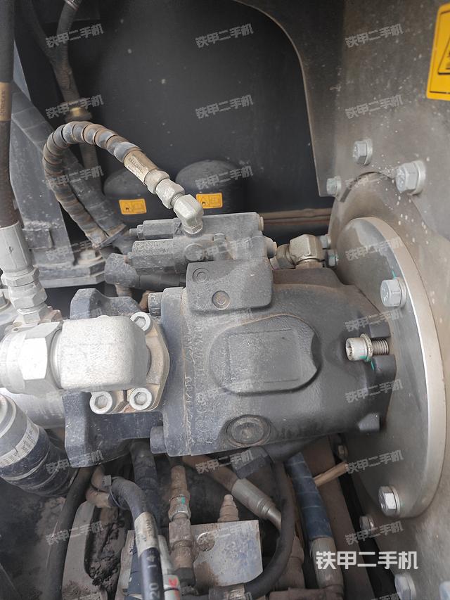 液压泵舱室正面整体（整机外观）