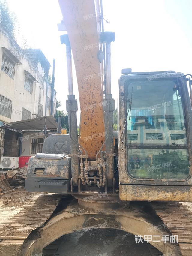 大臂油缸整体 竖拍（工作和回转装置）