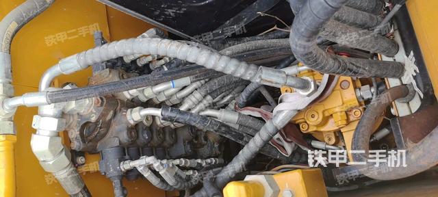 回转马达和主控阀（整机外观）