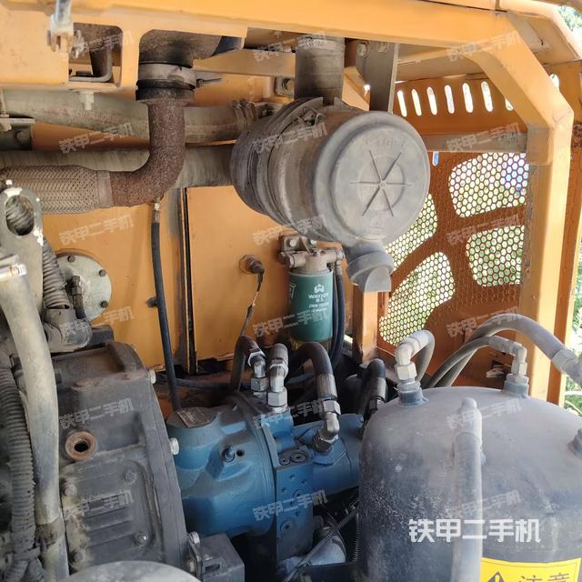 液压泵舱室正面整体（整机外观）