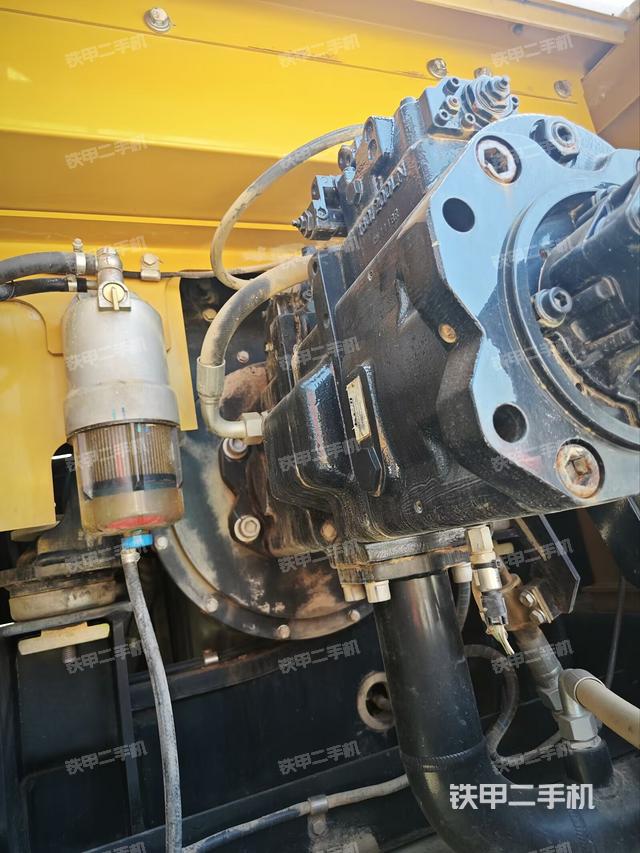 液压泵舱室正面整体（整机外观）