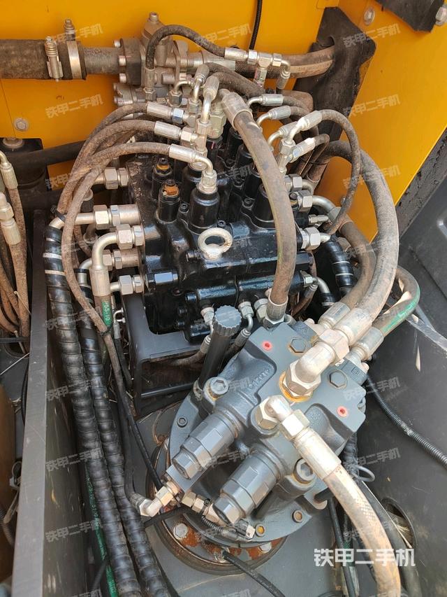 回轉(zhuǎn)馬達(dá)和主控閥（整機(jī)外觀）