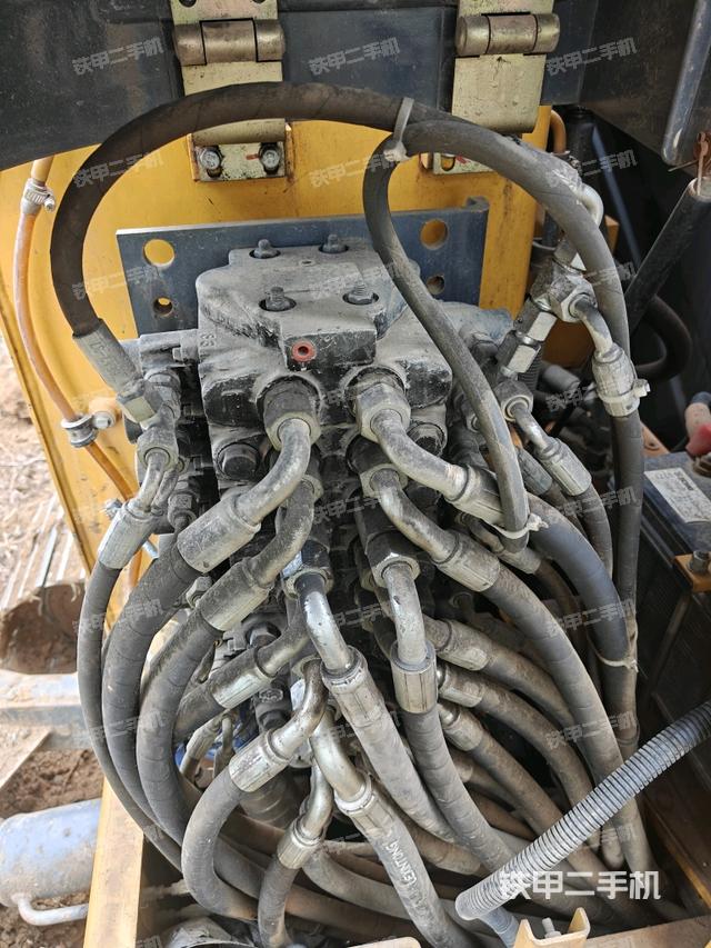 回转马达和主控阀（整机外观）