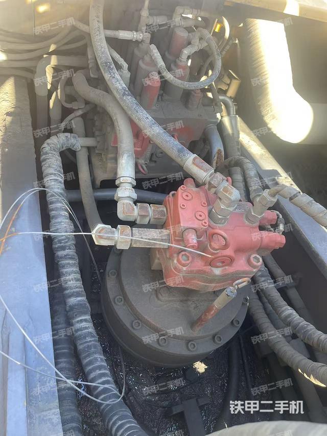 回转马达和主控阀（整机外观）