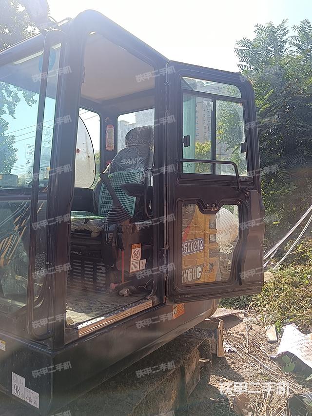 驾驶室顶部（整机外观）