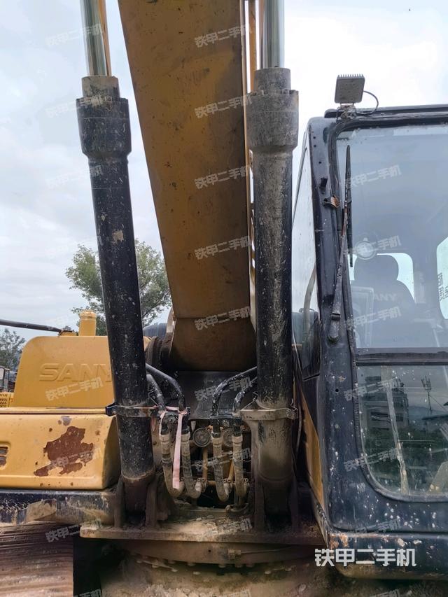 大臂油缸整体 竖拍（工作和回转装置）