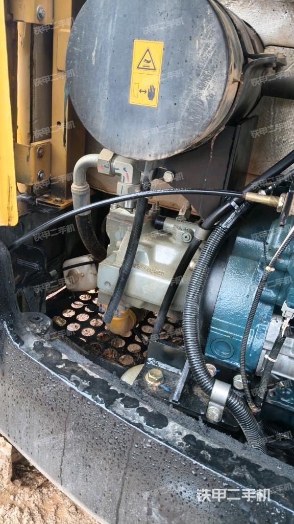 液壓泵艙室正面整體（整機外觀）