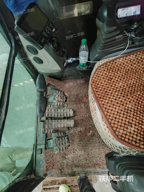 行走控制手柄和踏板?俯拍（駕駛室部分）