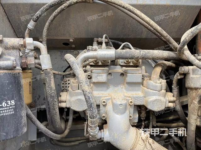 液压泵舱室正面整体（整机外观）