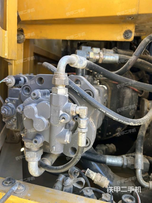 液压泵舱室正面整体（整机外观）