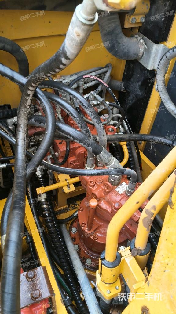 回轉(zhuǎn)馬達(dá)和主控閥（整機(jī)外觀）