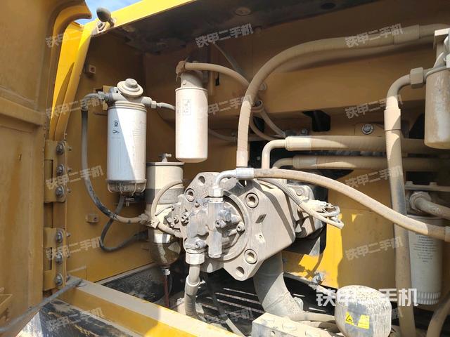 液压泵舱室正面整体（整机外观）