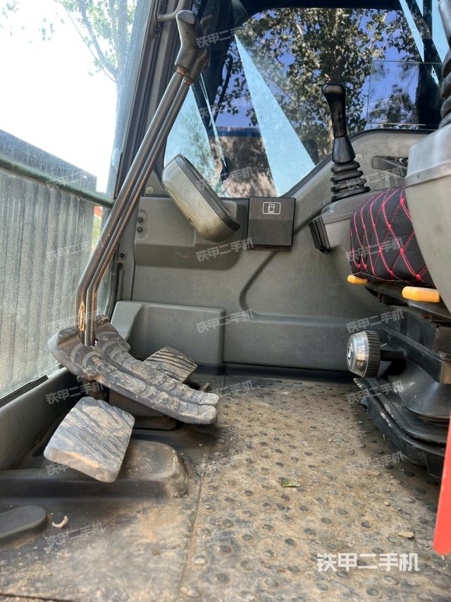 驾驶室顶部（整机外观）