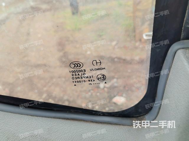 左后方玻璃角標（駕駛室部分）