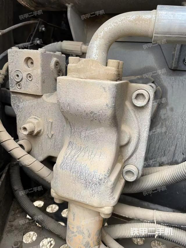 液压泵舱室正面整体（整机外观）