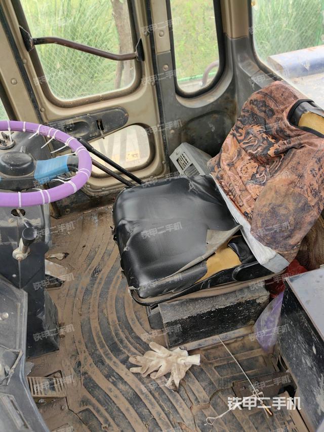 駕駛室內(nèi)部（駕駛室部分）